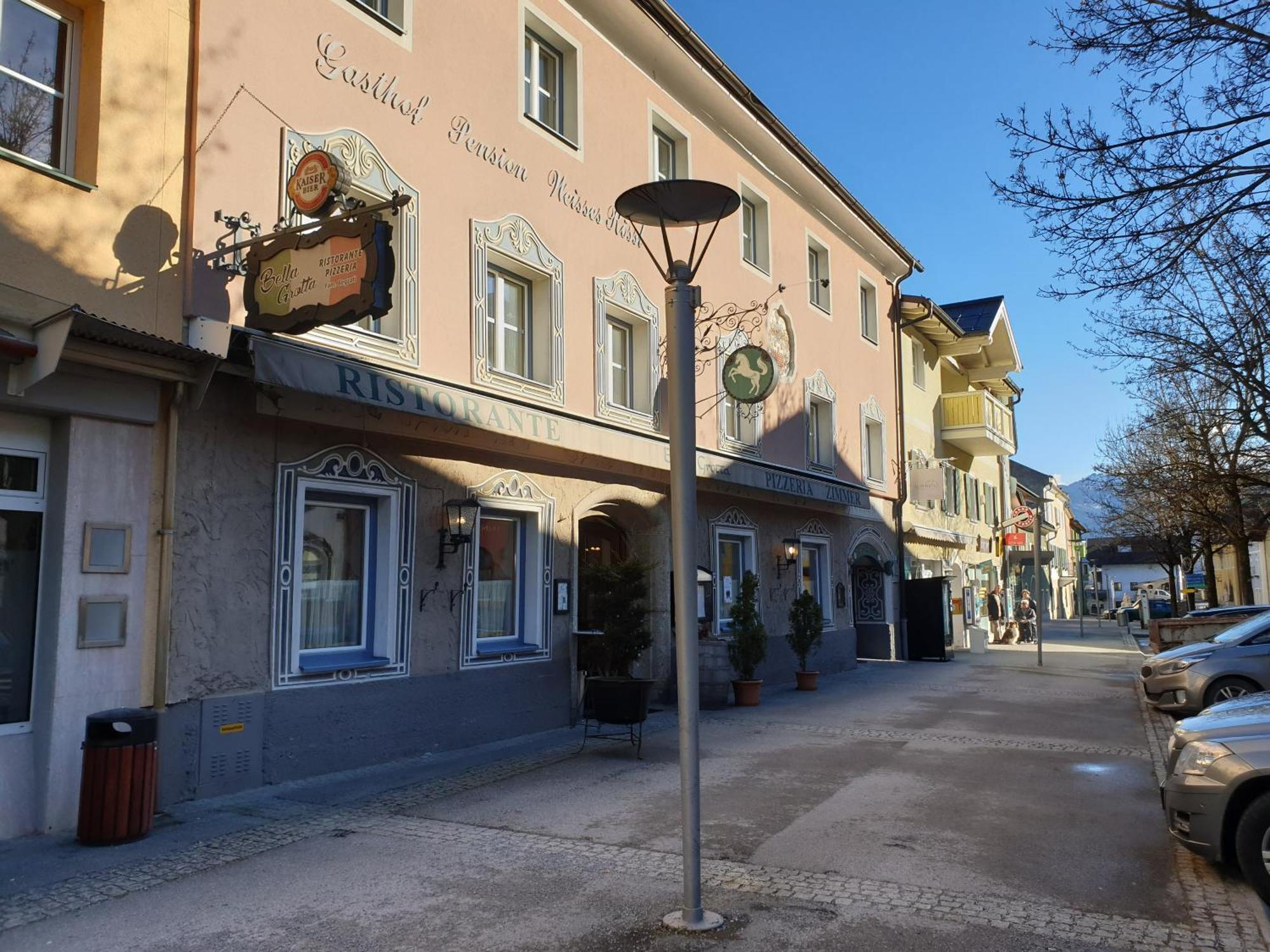 Weisses Roessel-Cavallo Bianco Werfen Luaran gambar